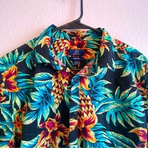 Like New Medium Slim Fit Vibrant Hawaiian Button Down